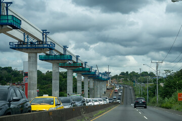 Vista panorámica de las vías elevadas del metro de Panama Oeste en construcción recorriendo un...