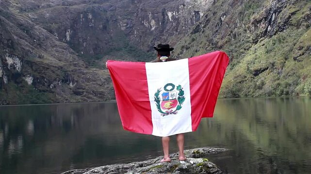 Campesino con Poncho y Sombrero Flamea la Bandera del Per&uacute; en la Laguna.