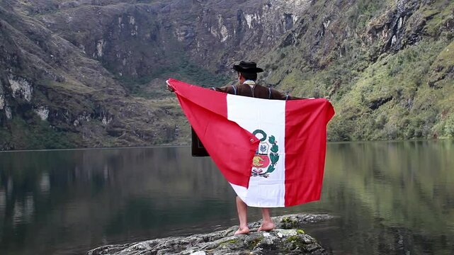 Campesino con Poncho y Sombrero Flamea la Bandera del Per&uacute; en la Laguna.