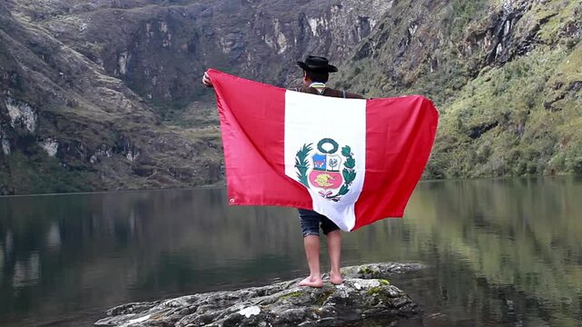Campesino con Poncho y Sombrero Flamea la Bandera del Per&uacute; en la Laguna.