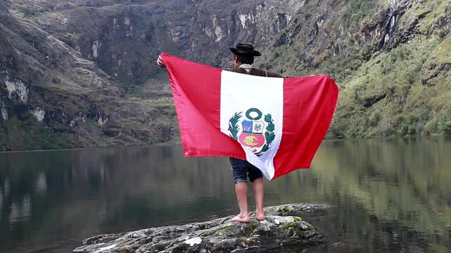 Campesino con Poncho y Sombrero Flamea la Bandera del Per&uacute; en la Laguna.