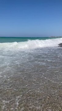 auf der Insel Kreta in Griechenland im Jahr 2023 brechen mit dem L&auml;rm der sandigen K&uuml;ste und sch&auml;umenden Wellen die Wellen auf