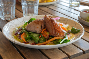 wolno pieczona pierś z kaczki z grillowanymi warzywami i kopytkami,   slow-roasted duck breast with grilled vegetables and dumplings © Studio RMW