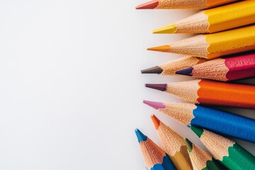 Obraz premium Colorful wooden pencils are neatly fanned out, showcasing their sharp tips and varied hues against a plain background