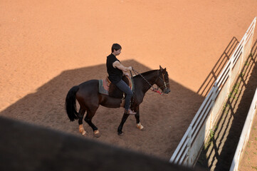homem vaqueiro andando de cavalo cavalgada em arena area rural 