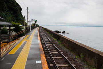 Fototapeta premium 海沿いの静かな駅のホーム