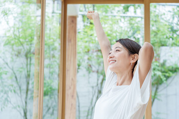 自宅でストレッチをする女性