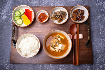 Traditional Korean Table Setting: A Delicious and Nutritious Meal