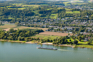 Obraz premium Panoramic view of the Rhine River from the Drachenfels summit, capturing the lush landscapes and tranquil waters of the Rhine Valley.