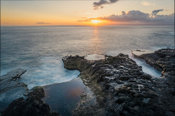 Obraz premium High angle aerial panorama of huge waves at Devil's Tears in Bali, Indonesia