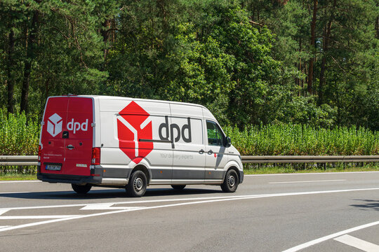 Deutschland , Calau , 30.07.2024 , Ein Lieferwagen von DPD auf der Autobahn A13 unterwegs 