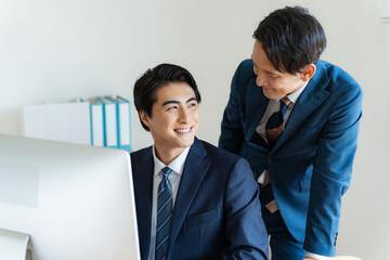 スーツを着たビジネスマン二人