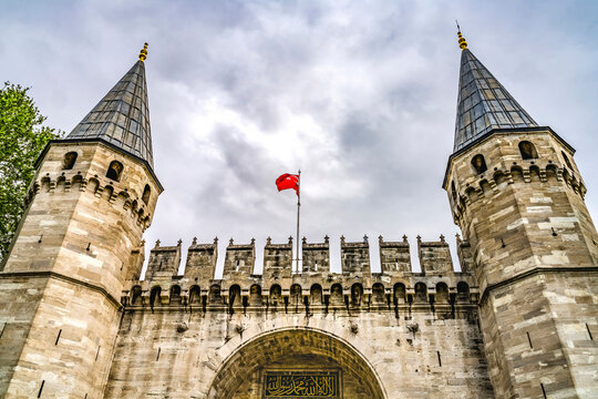 Colorful gate Topkapi Palace, Sultanahmet Square, Istanbul, Turkey. From 1460 to 1856 Topkapi Palace was administrative center of Ottoman Empire. Decorations on Gate are verses from the Koran.