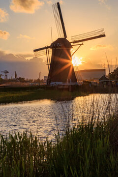 Netherlands, South Holland, Alblasserwaard polder, Molenlanden, Kinderdijk. Largest concentration of old windmills in Netherlands, UNESCO World Heritage Site.
