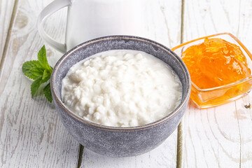 Grain curd with cream and jam