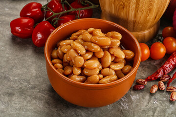 Canned beans in tomato sauce