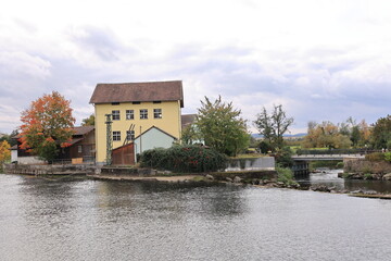 Blick auf den Fluss Regen im Zentrum der Stadt Cham im Bayerischen Wald	