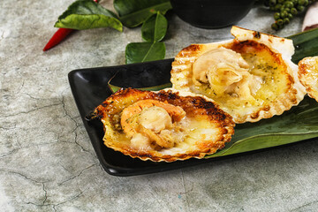 Griiled scallops in shell with cheese