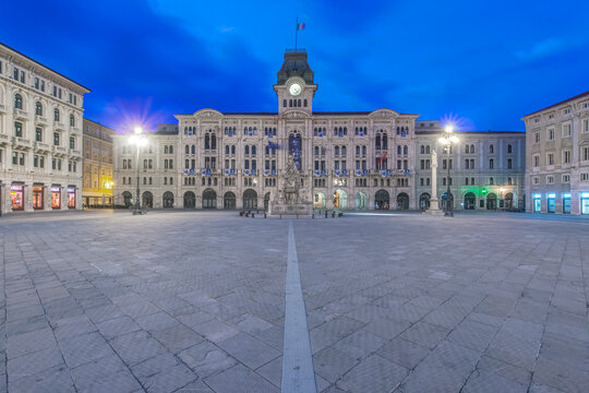 Italy, Trieste, Piazza Unita d'Italia at dawn