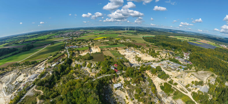 Panoramablick auf die Kalksteinbr&uuml;che bei Langenaltheim in der Fr&auml;nkischen Alb, Fundstelle eines Archaeopteryx