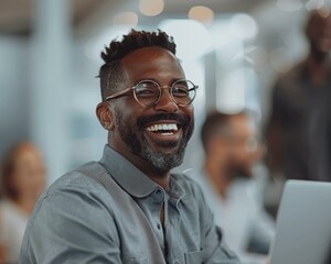 Obraz premium A man with glasses laughs while looking at the camera. AI.