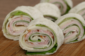 Rollsy z tortilli, mini wrapy w przekroju, przekąska na zimno