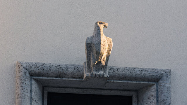 Reichsadler aus Stein an einer Fassade
