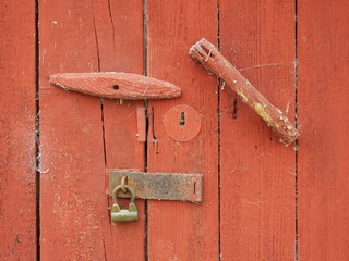 The wood wall painted in Swedish red is a traditional color commonly found on Scandinavian facades, offering an inspiring and distinctive aesthetic.