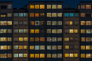 Beleuchtete Fenster in einem Wohnblock, Häuserblock bei Nacht, Generative AI