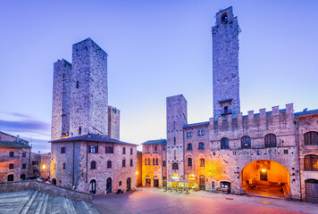 Naklejka premium San Gimignano, Tuscany - Italy. Picturesque morning view of famous Piazza del Duomo and medieval towers.