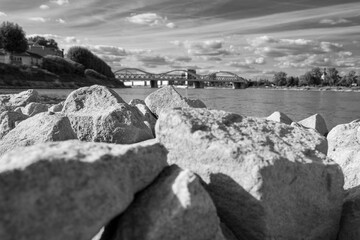 Schwarz Weiß Steine am Rhein