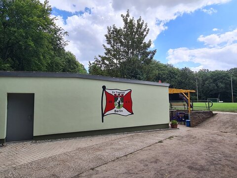 Eingang zu einem Fu&szlig;ballfeld eines Vereins im Pl&auml;nterwald - Treptow - Berlin