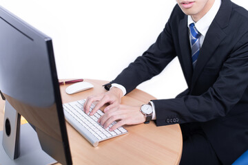 若い日本人ビジネスマンの手元