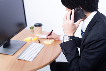 電話をかける若いビジネスマン