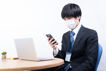 スマートフォンを操作する若い日本人ビジネスマン