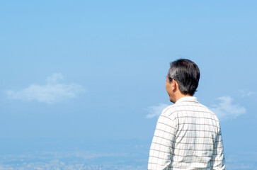遠くを見つめるシニア男性