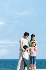 防波堤に立つ家族