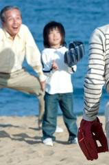 野球をする三世代家族