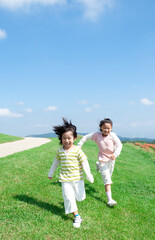 芝生を走る女の子と男の子