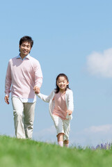 手をつないで走る親子