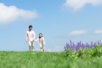 手をつないで歩く親子