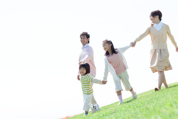 Fototapeta premium 芝生を歩く家族