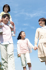 芝生を歩く家族