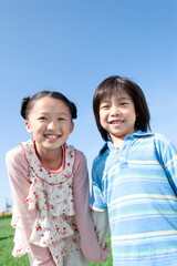 手を繋ぐ女の子と男の子