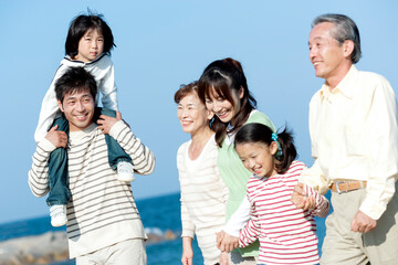 笑顔の三世代家族