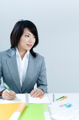 デスクで仕事をするビジネスウーマン
