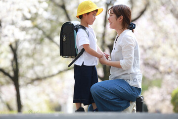 登校を嫌がる男の子を励ます母親