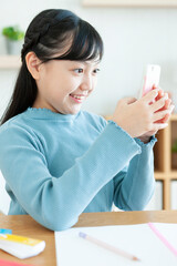 スマートフォンを見る女の子