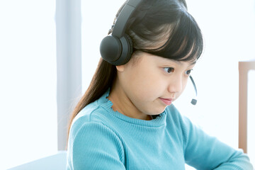 インカムをつけた女の子