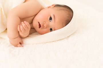 タオルケットに包まれた赤ちゃん